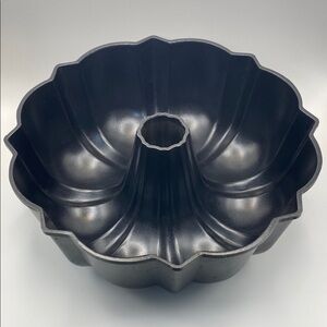 Nordic Ware  Black Bundt Cake Pan 12 cup